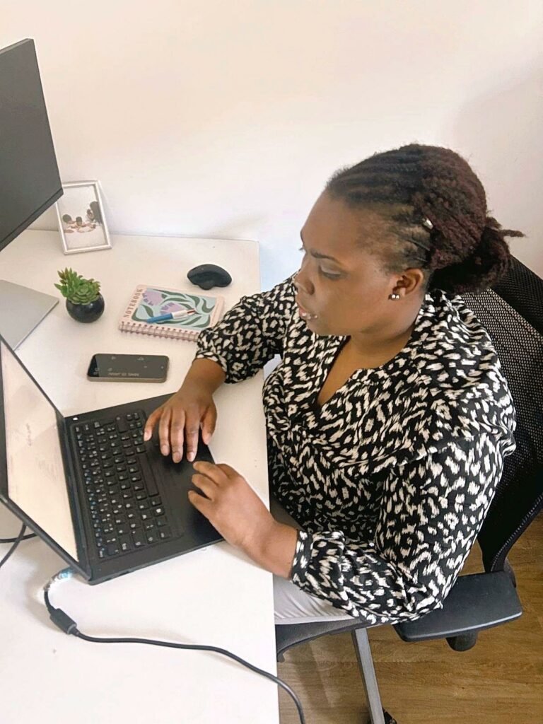 une femme sur un ordinateur